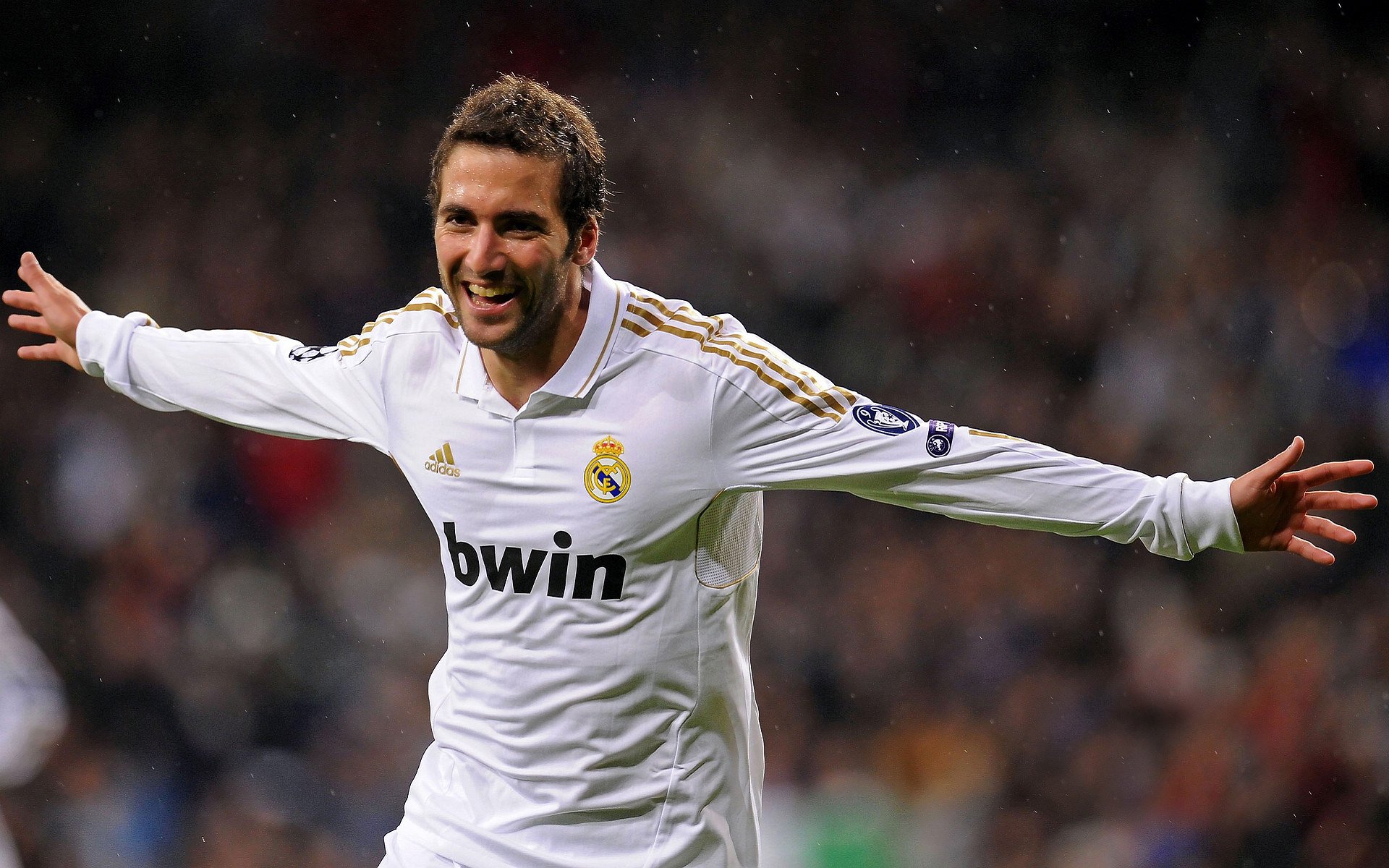 亚冠赛场中日韩球队上演焦点之战,中日韩足球